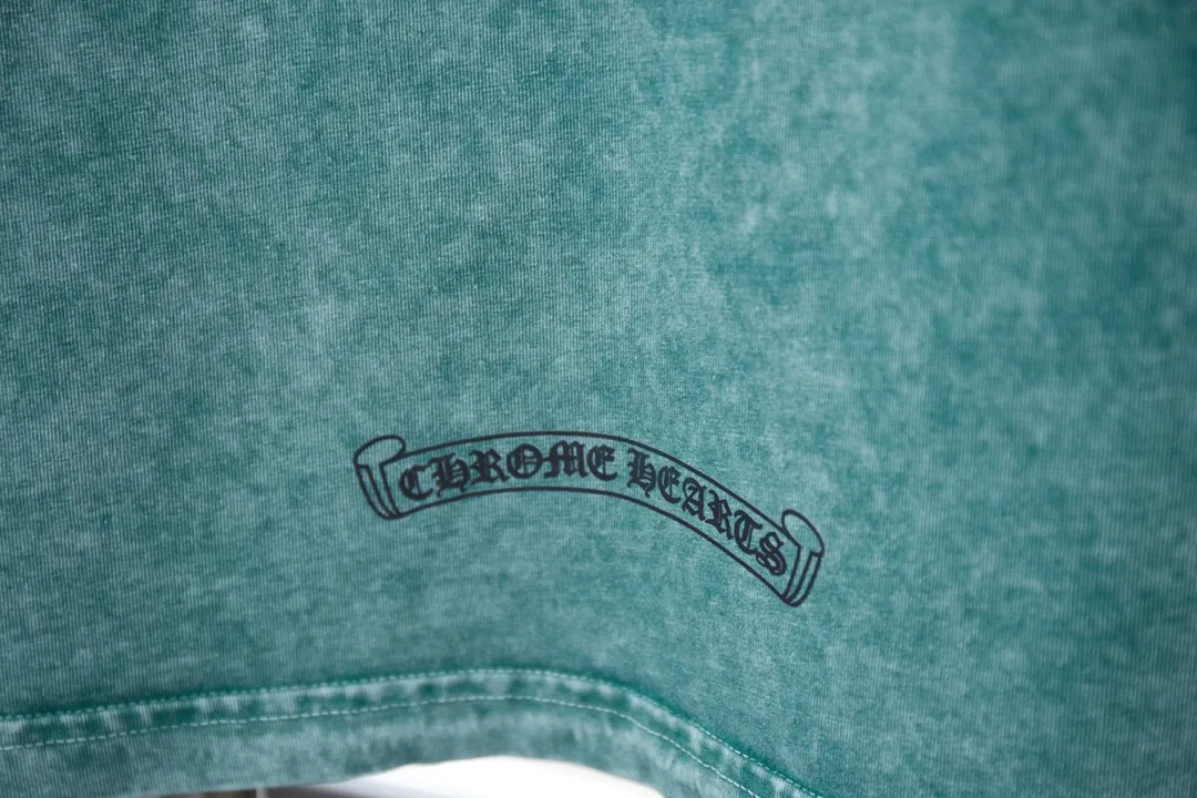 🅿️200 Ch*ome Hearte 25SS early spring new model, short-sleeved with Kro heart logo, hot diamonds, light luxury, essential item for daily commuting for men and women, correct version, welcome to compare, detailed features · 320g 100% pure cotton double yarn jersey fabric · Custom dyed in the same vat, special thickened 32 count double-strand 1X1 thread · Digital direct printing ➕ Australia imported pearlescent diamonds · Ready-to-wear dyeing Then do the faded fried snowflake process, then wash it to make it look old · General washing to improve the effect · Double-needle stitching across the seam process · Original main mark, washed tag brand moisture-proof paper packaging Color: black/apricot/green/maroon Size: S/M/L/XL